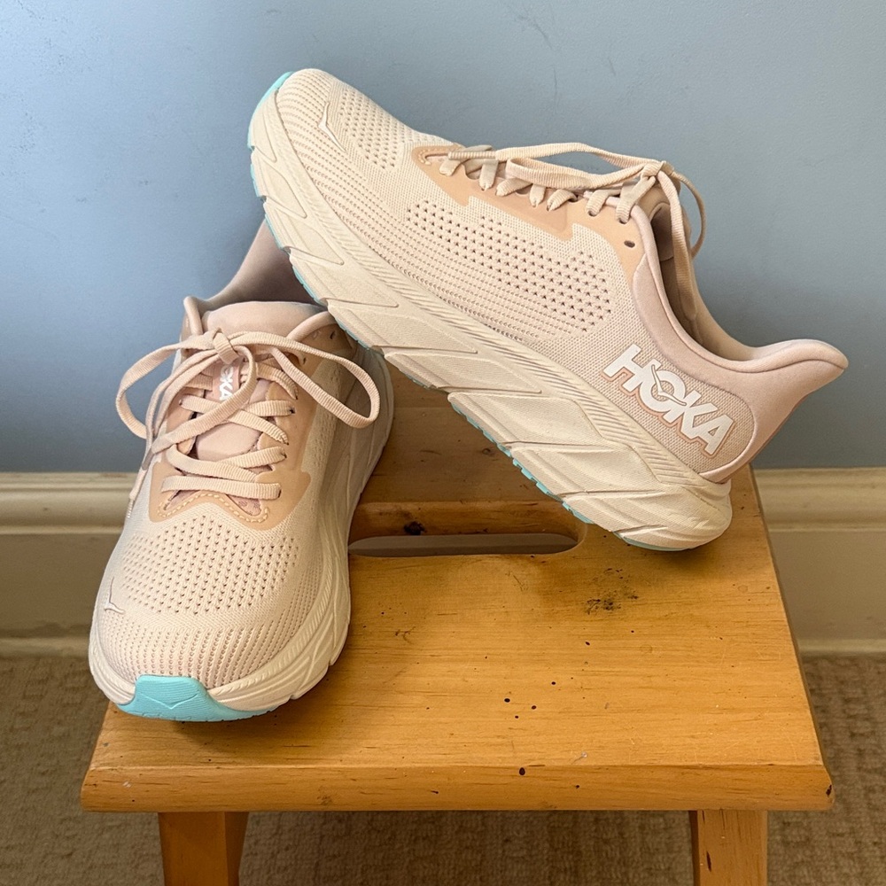 **Brand New** Hoka Women's cream and mint accent Arahi 7 sneakers